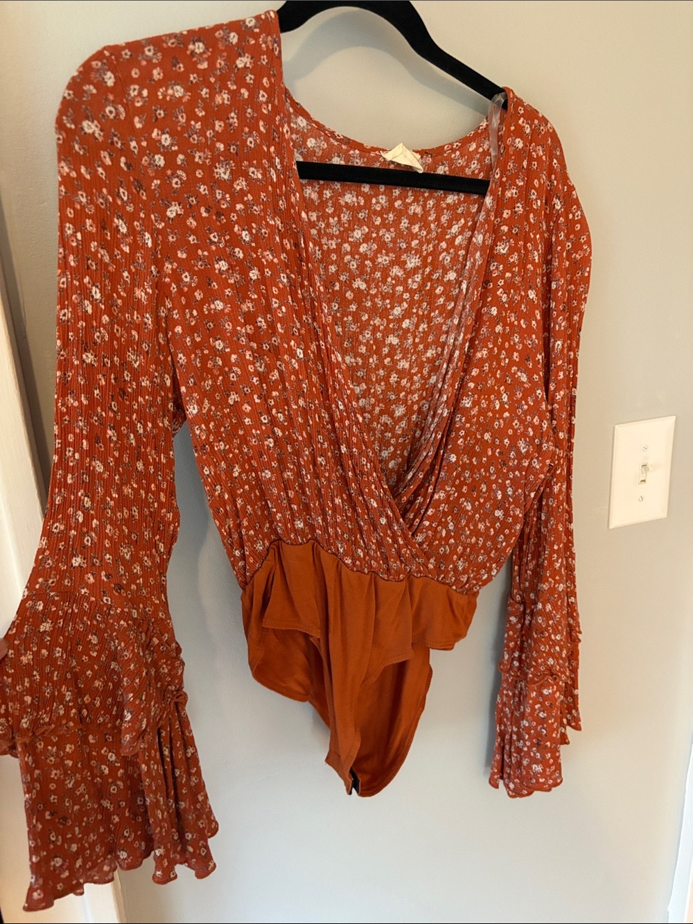 GUC Peace Love California Rust Floral Wrap Bodysuit Top with Bell sleeves Size L